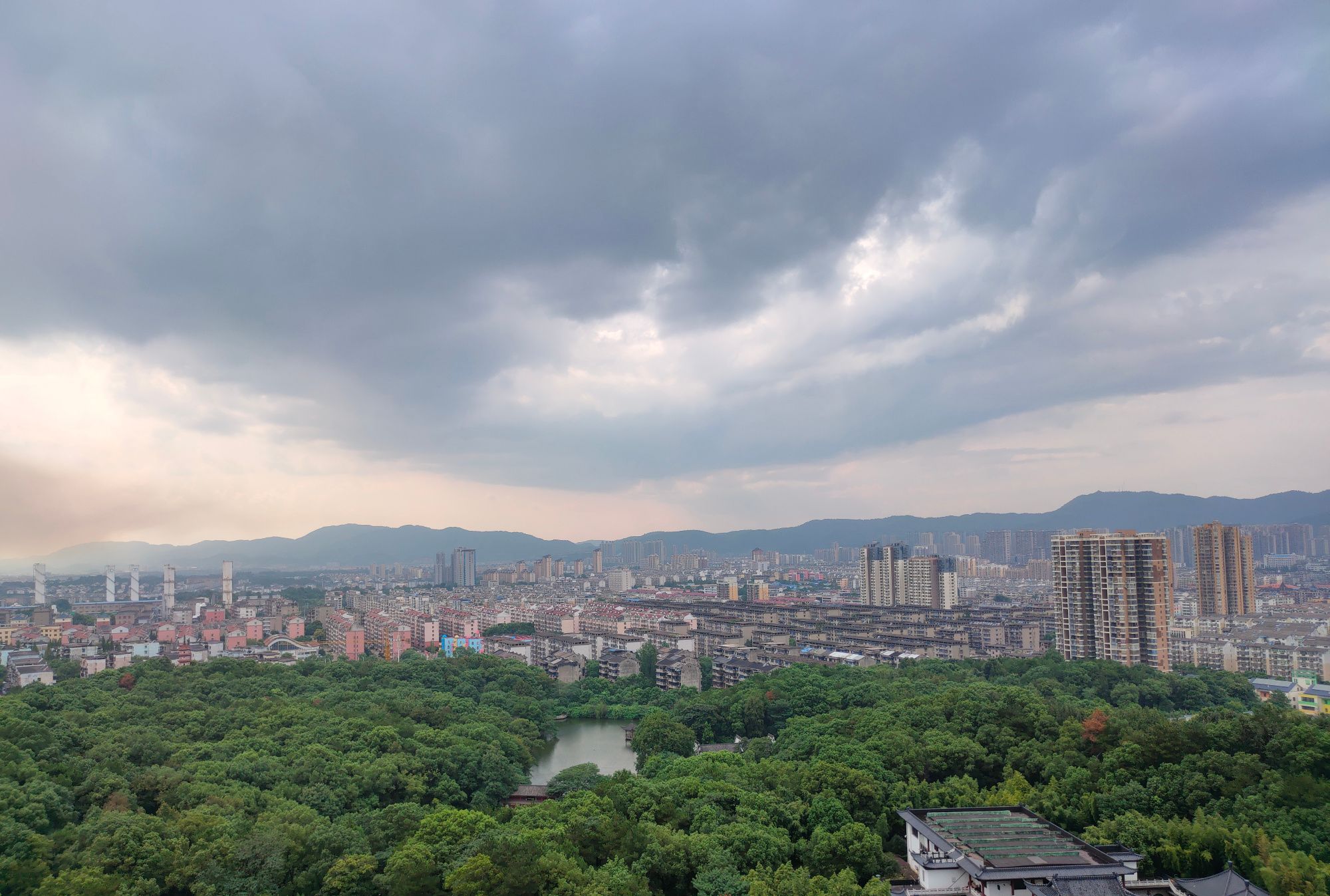 江西新余城区，我国绿化率最高的城市，高楼林立，房价全省最低