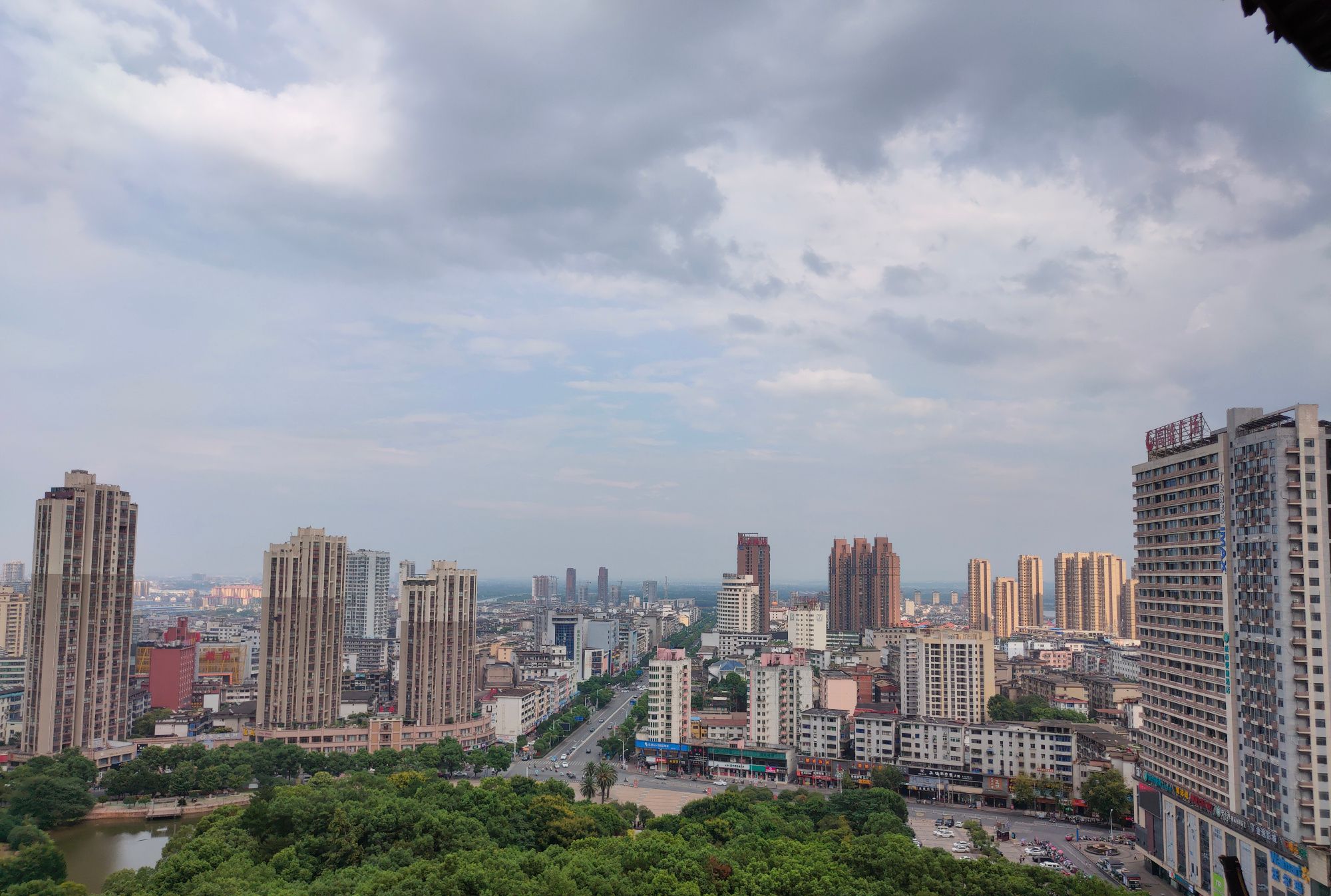 江西新余城区，我国绿化率最高的城市，高楼林立，房价全省最低