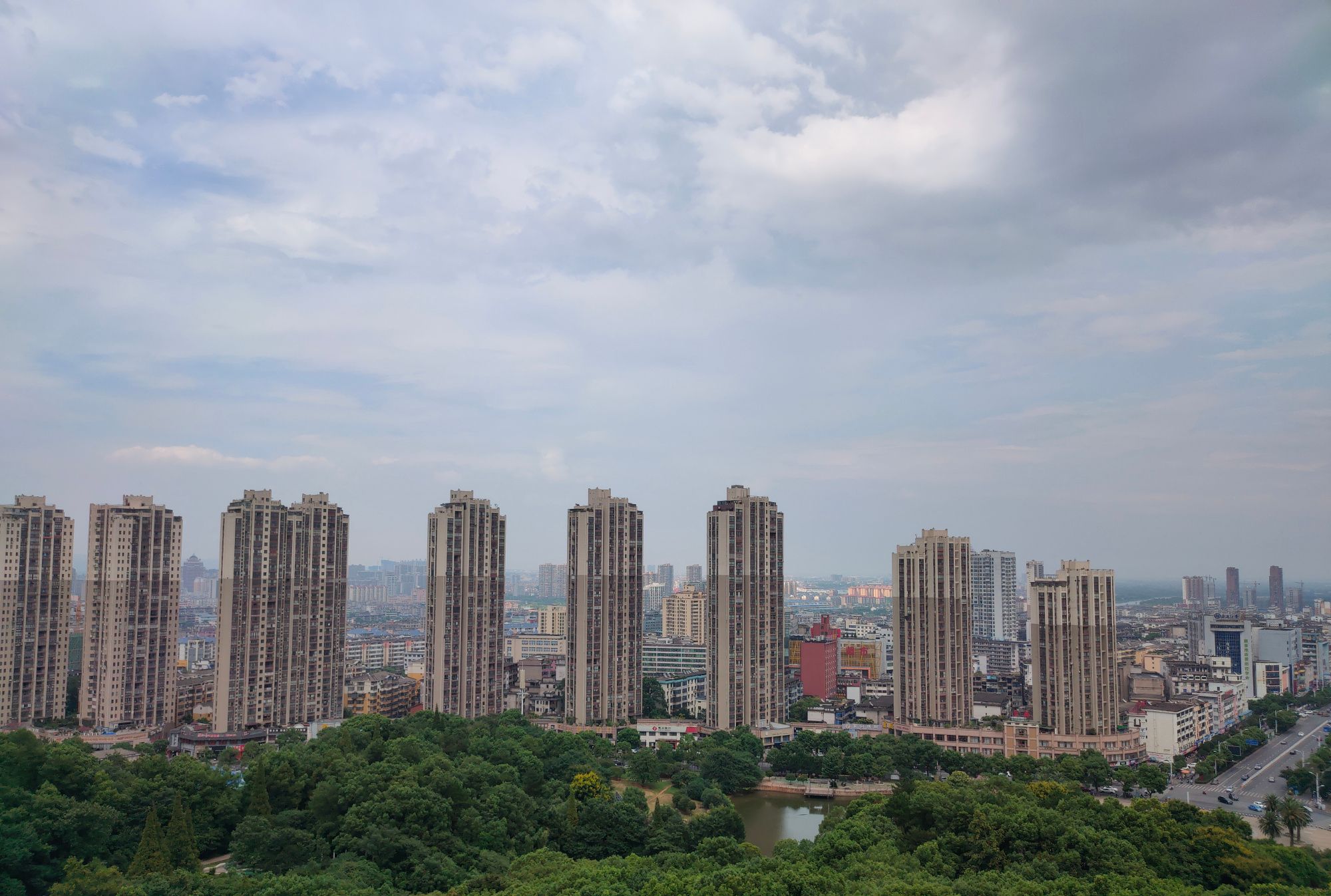 江西新余城区，我国绿化率最高的城市，高楼林立，房价全省最低