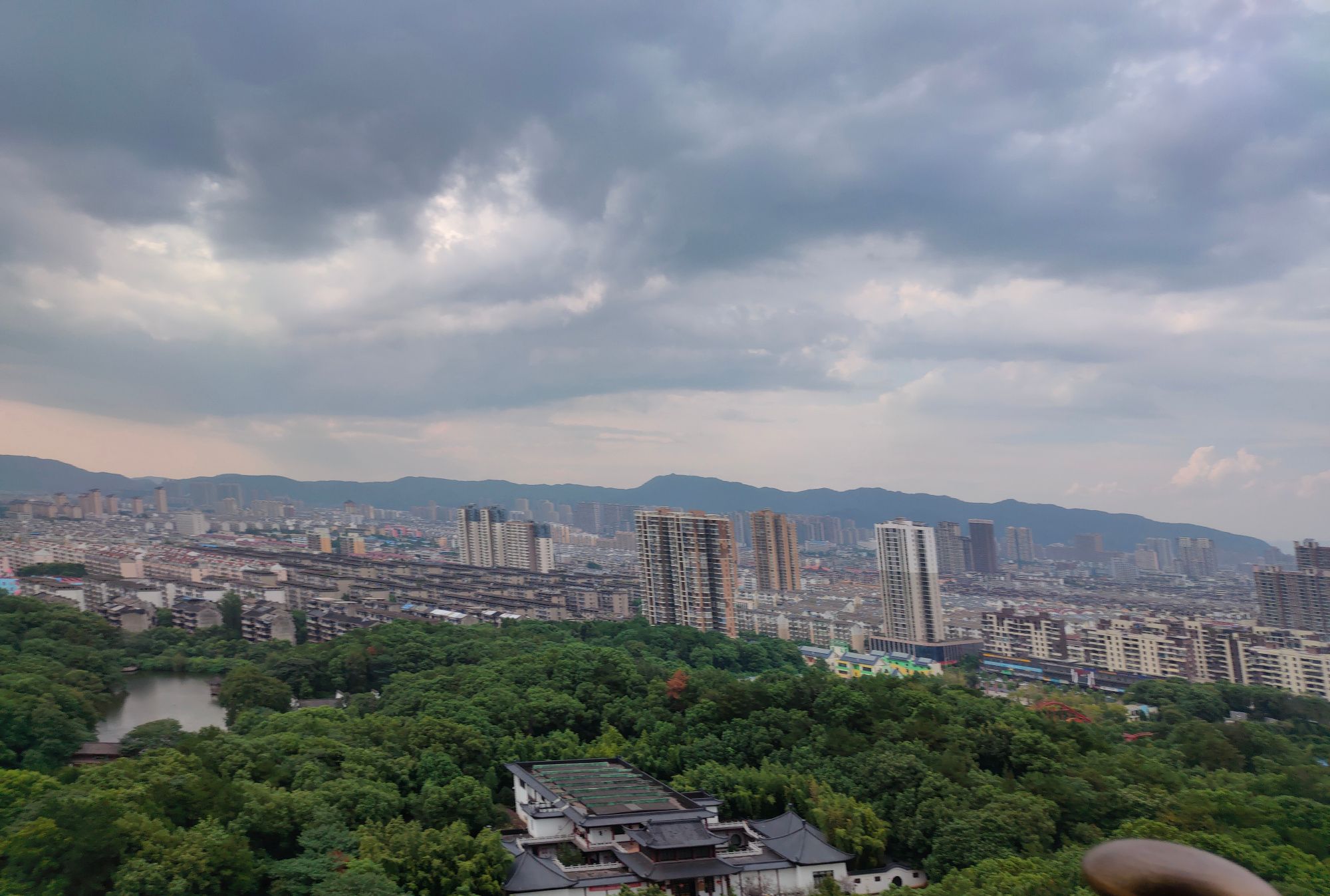 江西新余城区，我国绿化率最高的城市，高楼林立，房价全省最低