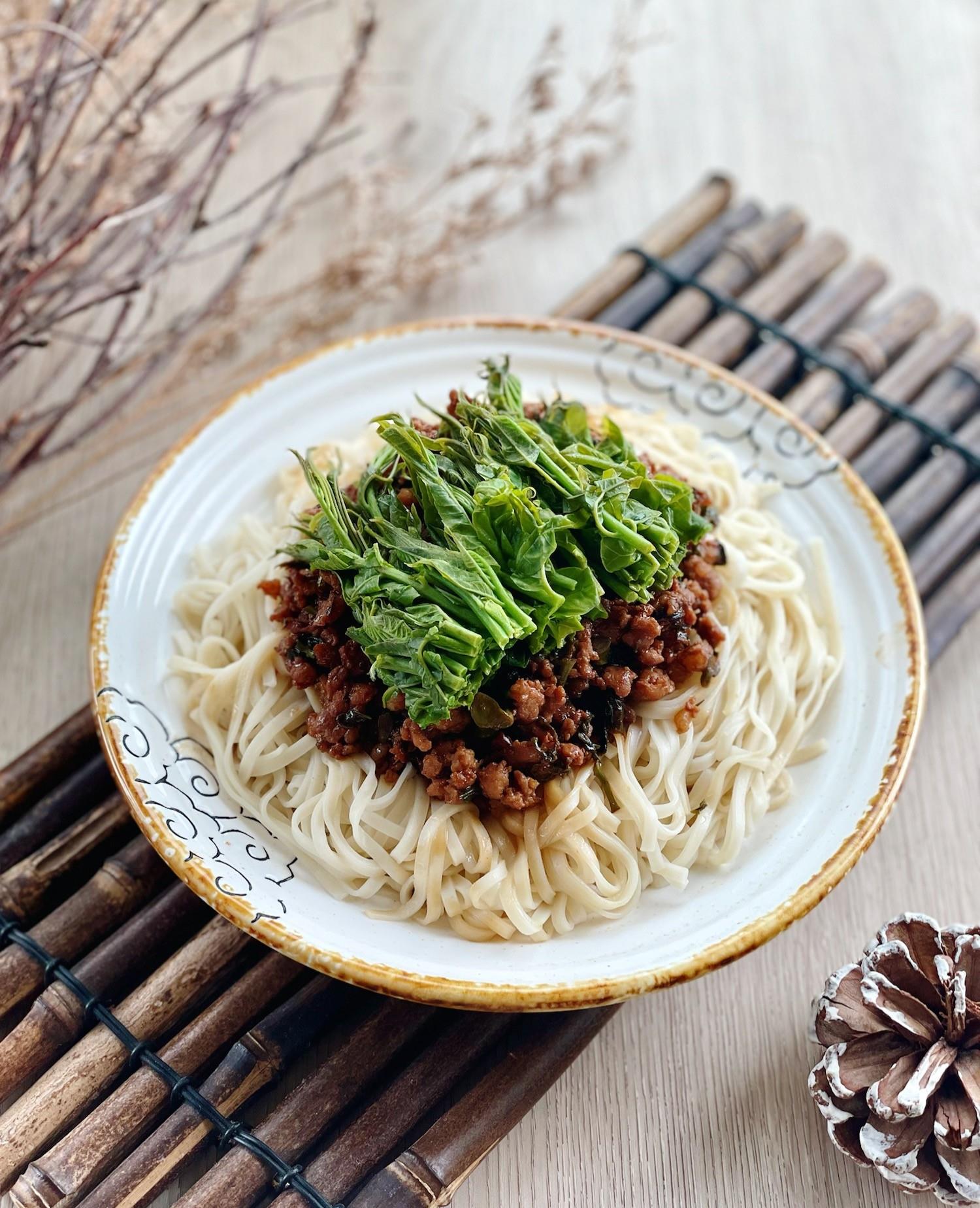 春天的味道香椿肉末拌面好吃到舔盘