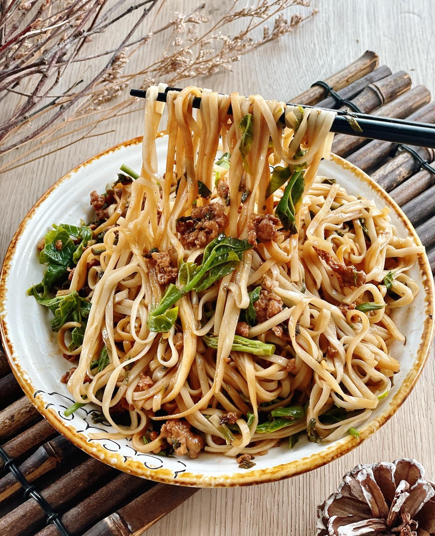 春天的味道香椿肉末拌面好吃到舔盘