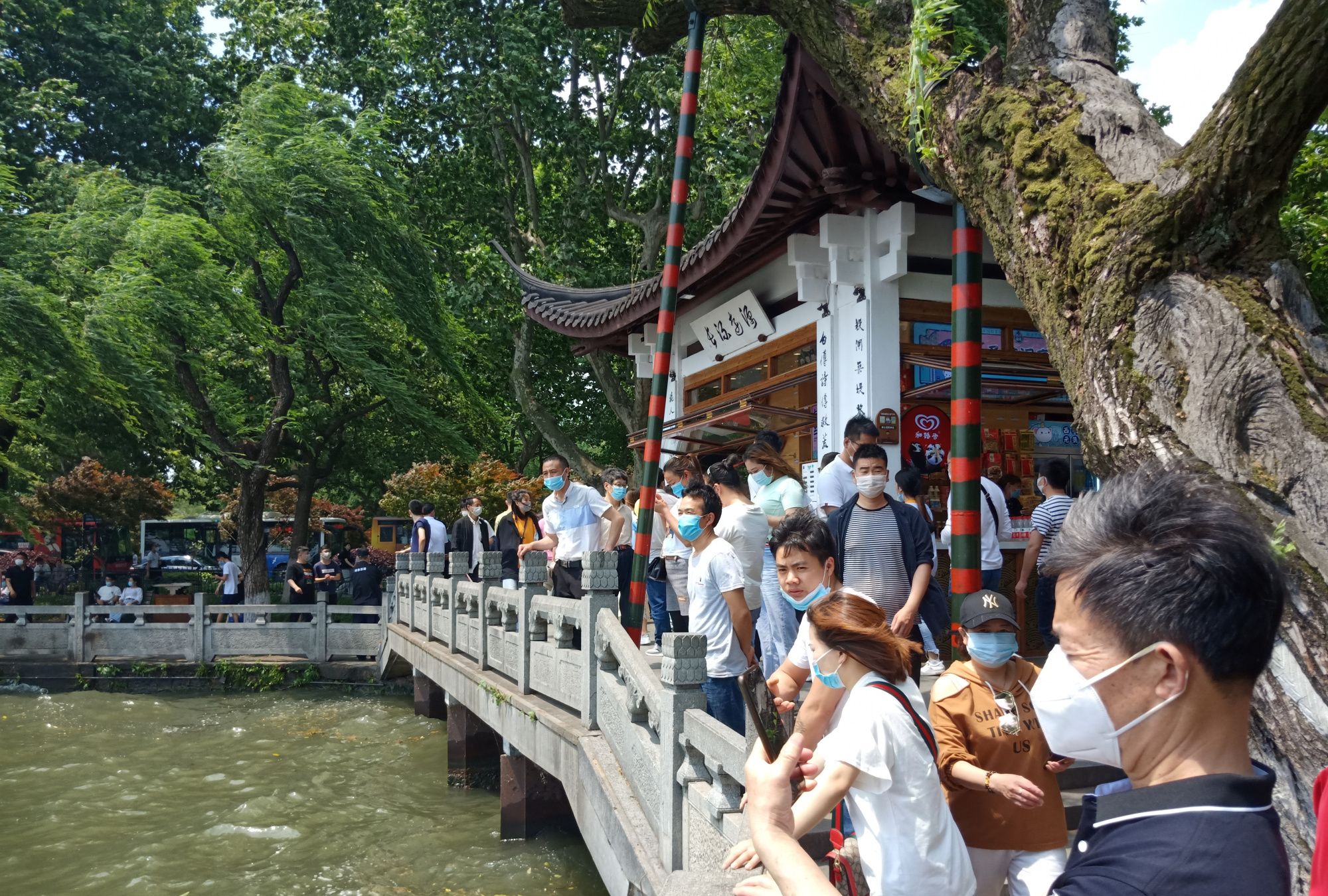 五一假期杭州西湖成人湖了,湖边到处是人,天热很多游客脱口罩