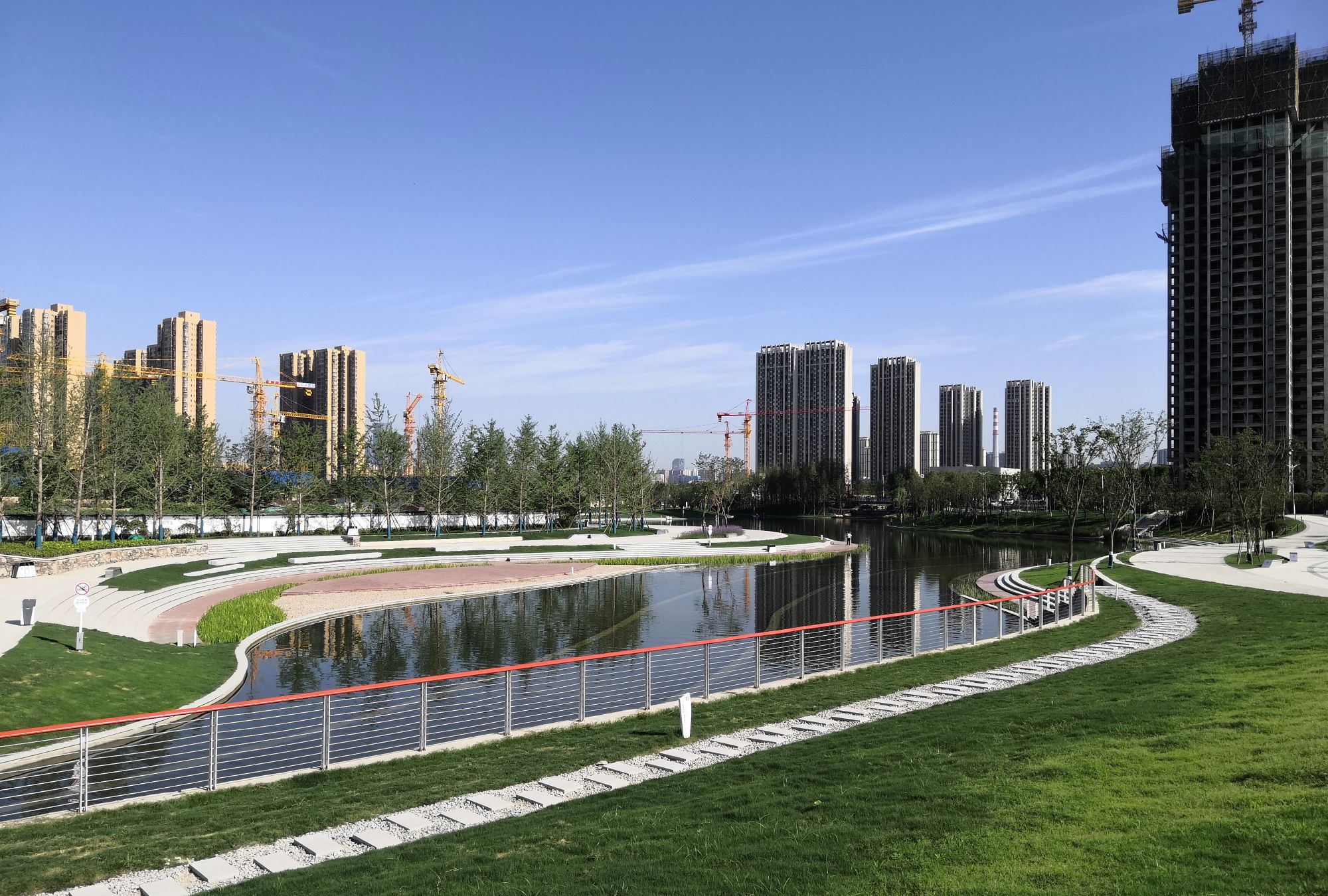 长安中央公园的早晨,碧水蓝天,美不胜收