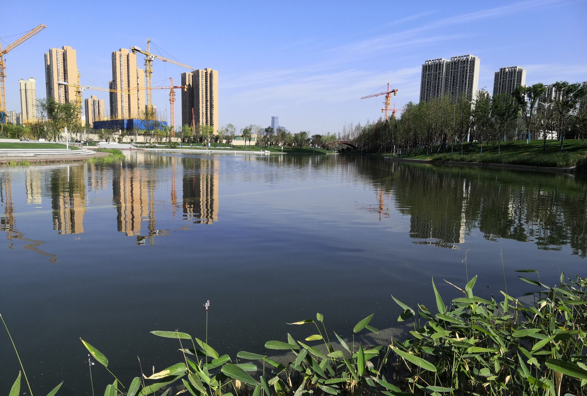 长安中央公园的早晨,碧水蓝天,美不胜收