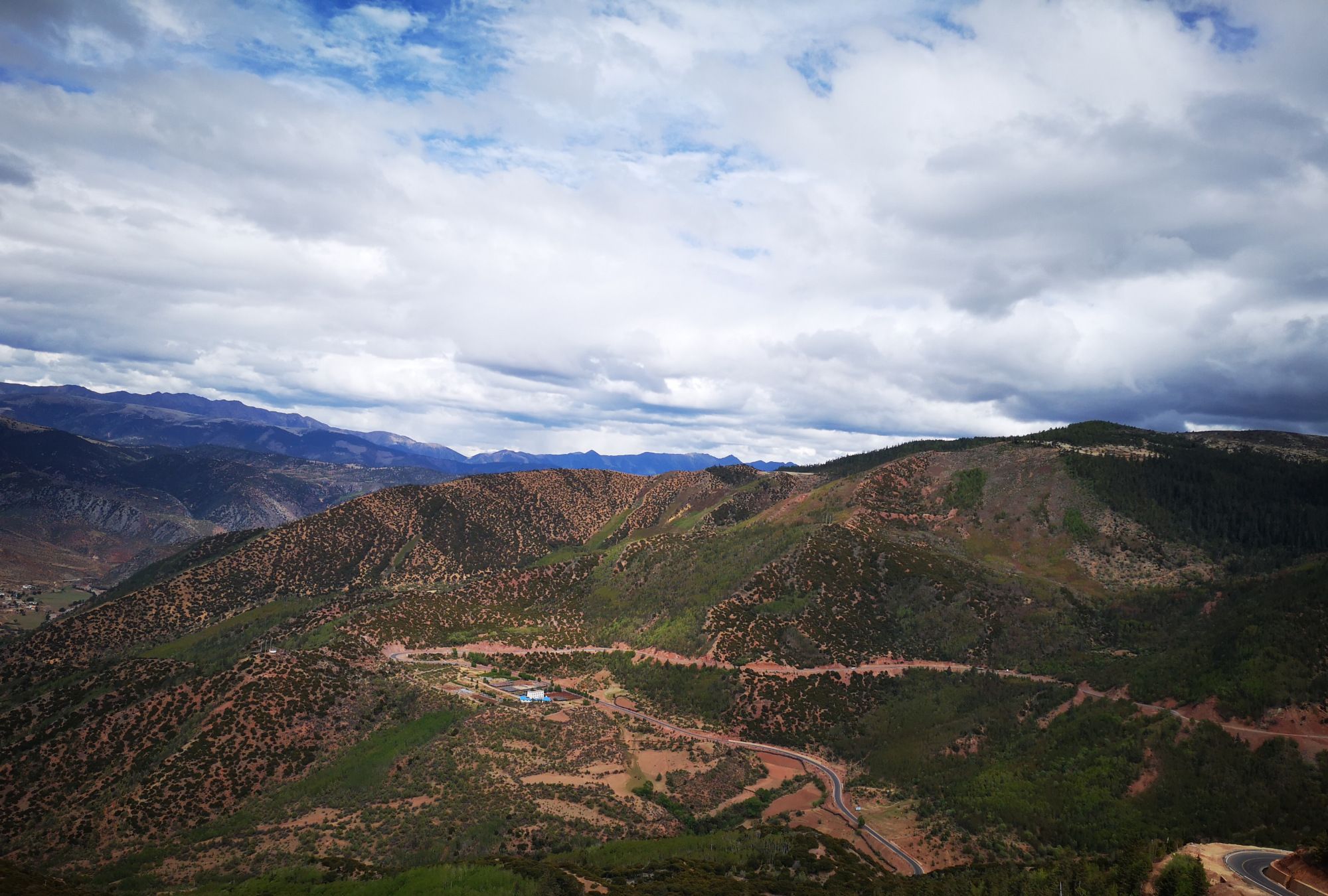 "拉"在藏语里有"神,佛"之意,如拉萨就是"神佛所在地"的意思.