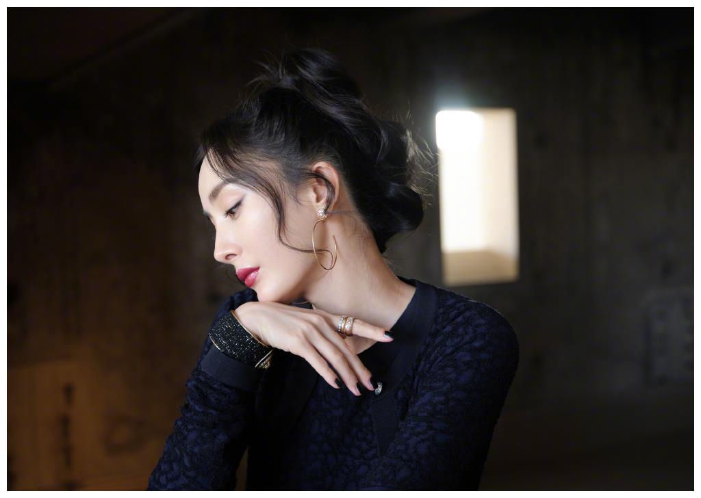 不爱露脸的杨幂也扎起了丸子头有钱也逃不了发际线困扰