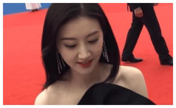 景甜“路人视角”有多美,看完她的真实五官后,这才是仙女级美貌休闲区蓝鸢梦想 - Www.slyday.coM 景甜“路人视角”有多美,看完她的真实五官后,这才是仙女级美貌休闲区蓝鸢梦想 - Www.slyday.coM