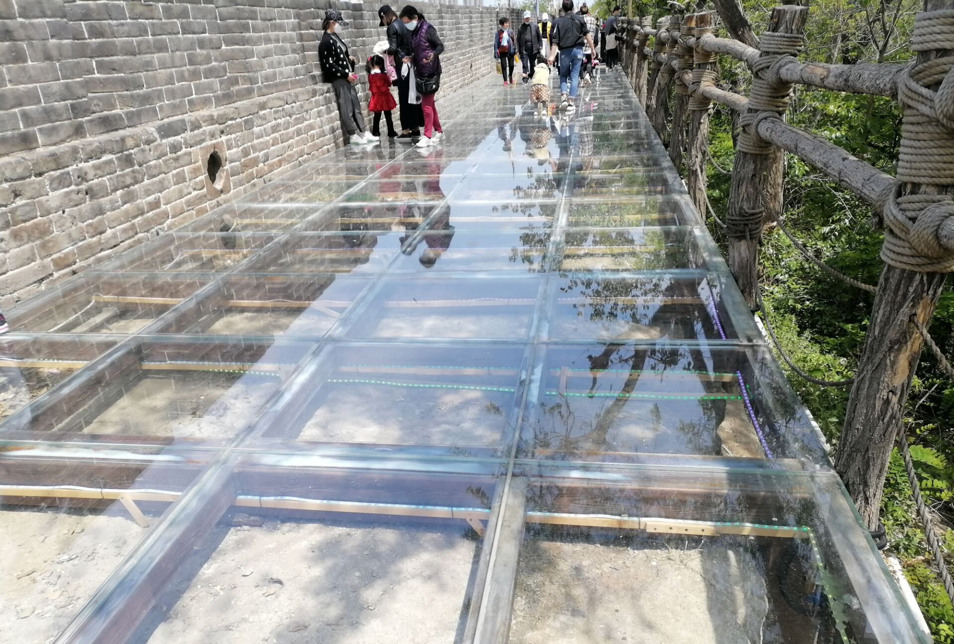 1 / 10 开封玻璃栈道位于古城墙大梁门至金耀门之间的古城墙上,长约30