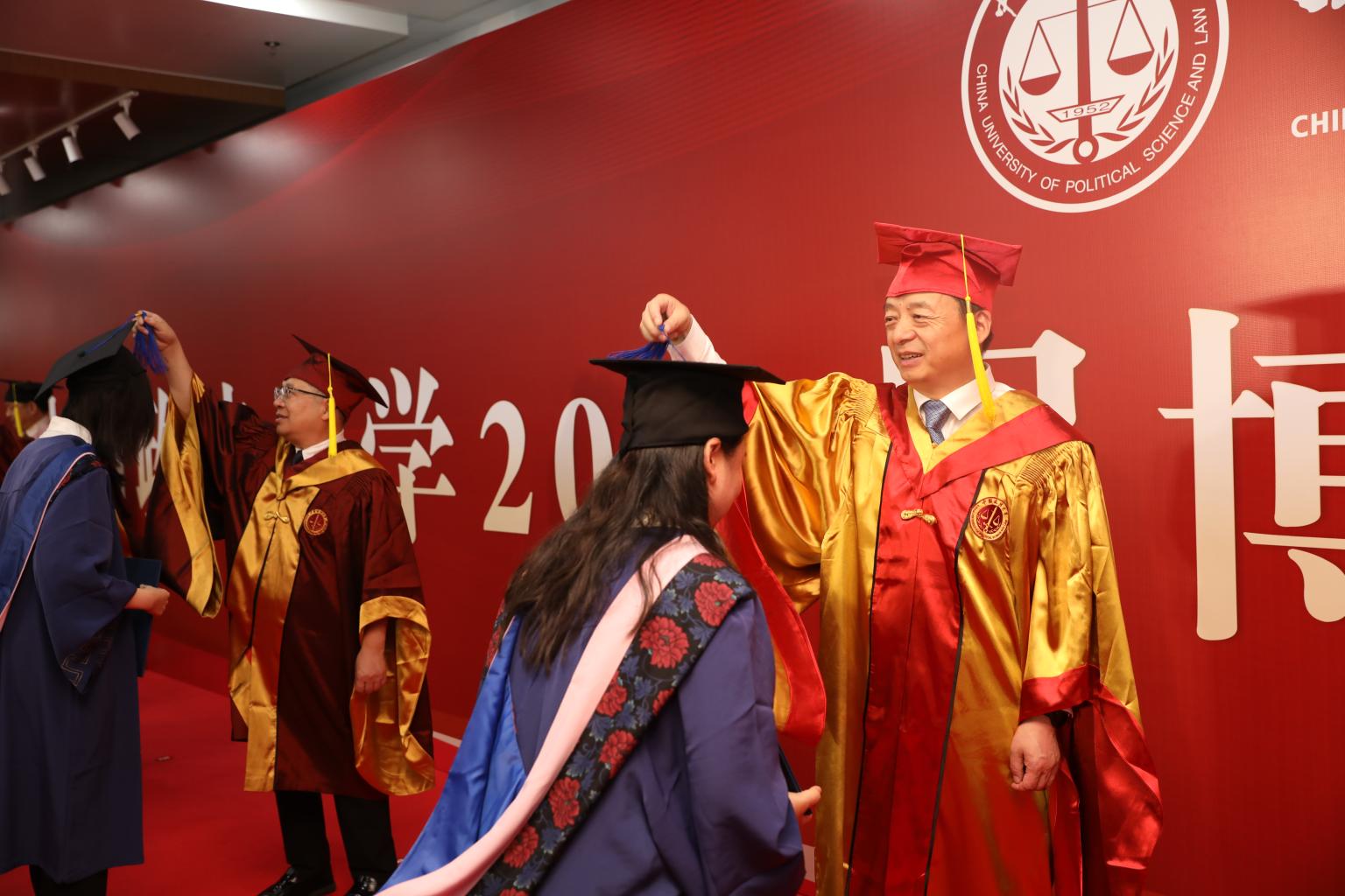 建议通过补贴支持应届生到农村就业，实现农村全面脱贫