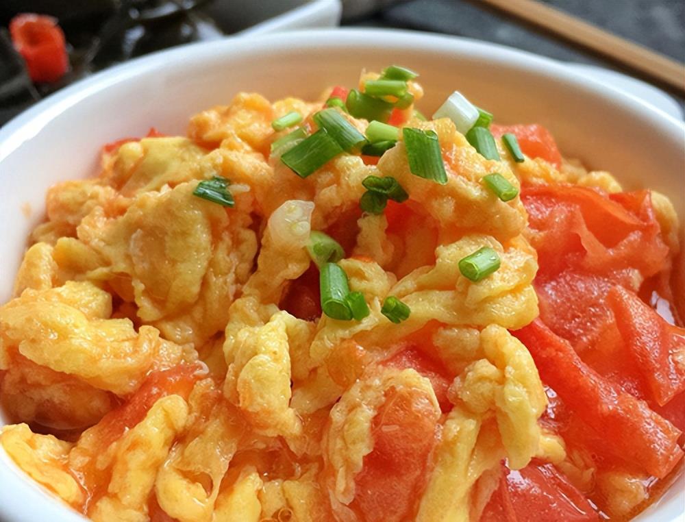 以至于如今再看到什么木须柿子,渍菜粉一类信达雅的菜名,就暗自百度