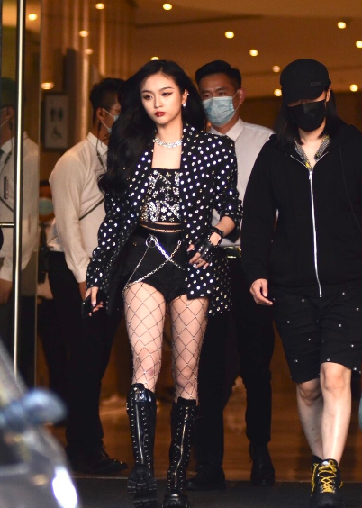 渔网袜的吴宣仪,性感迷人