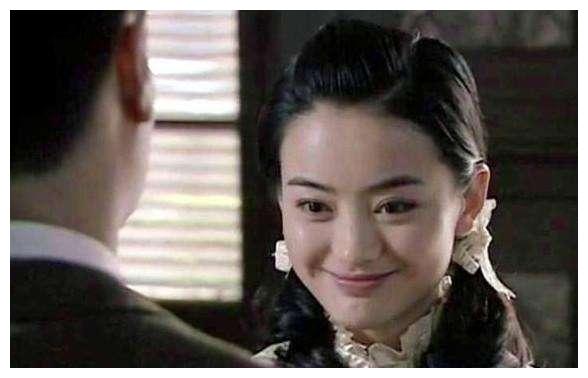 她是《潜伏》中的晚秋,出道多年不温不火,嫁给导演低调幸福
