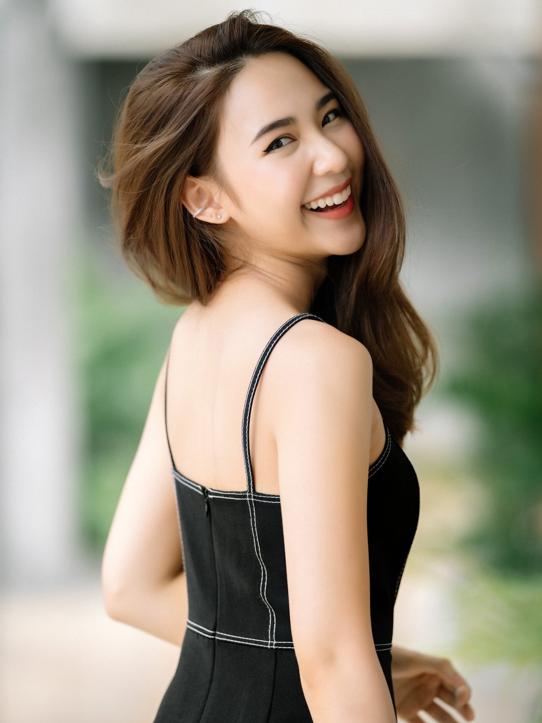 户外美女随拍,我喜欢她飘逸的秀发,你呢?