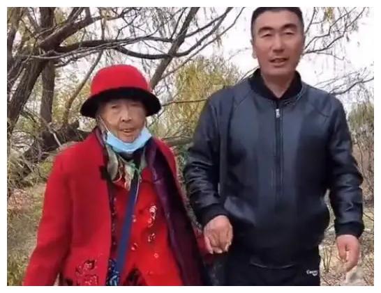 85岁马玉琴跟丈夫秀恩爱拍照后秒变冷漠脸感情已名存实亡