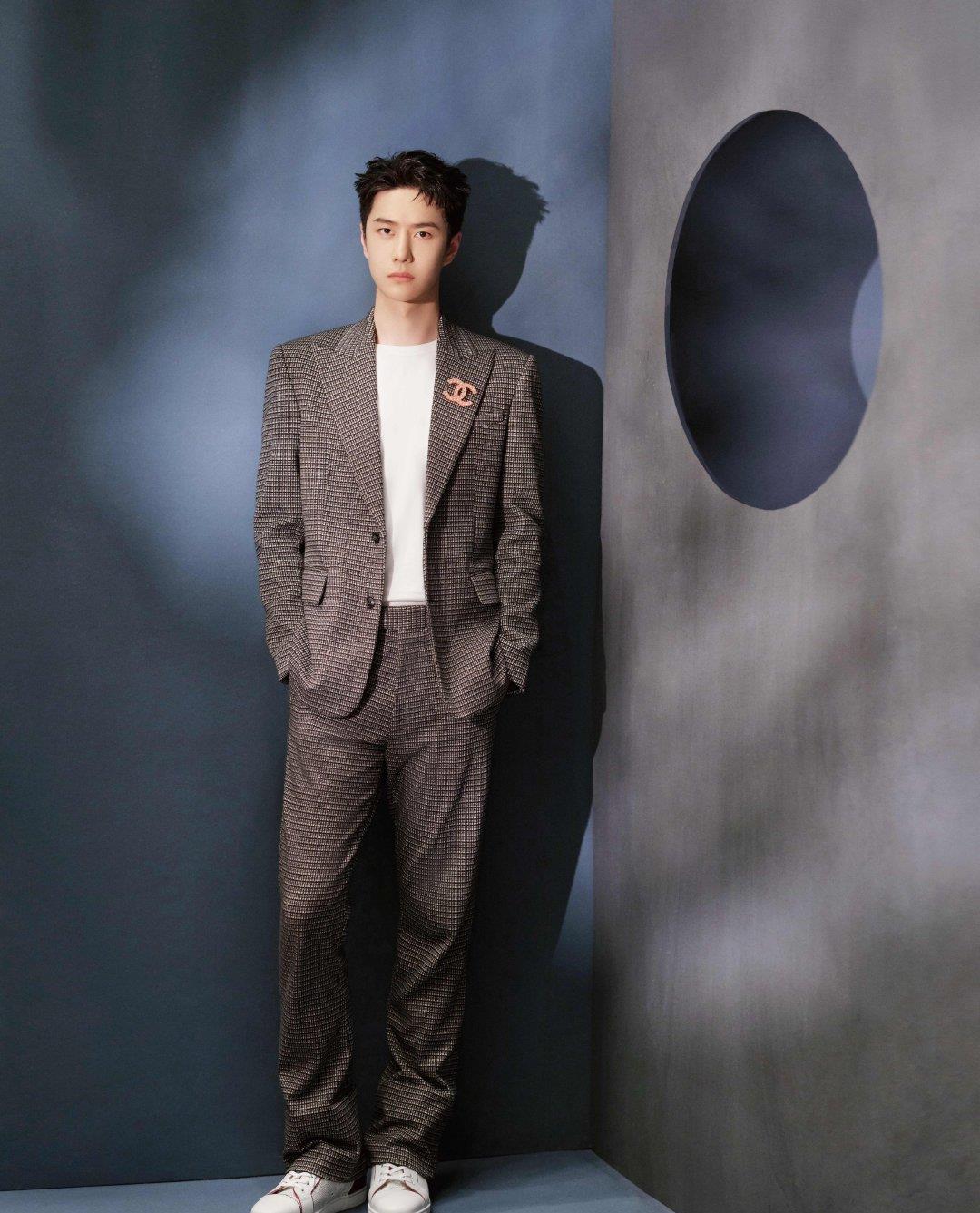 王一博生日写真,简约利落格纹西装,搭配纯白t恤,气质不凡_高清图集