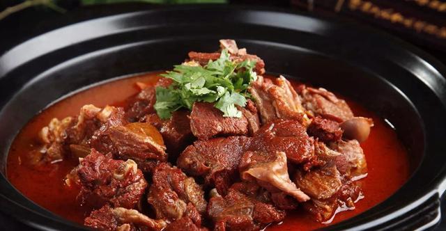 1/ 7红焖羊肉是河南新乡一道特色美食,成品上口筋,筋而酥,酥而烂,一