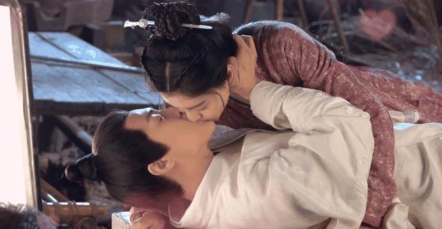 34岁baby与男演员吻戏,男方伸舌头引起网友热议