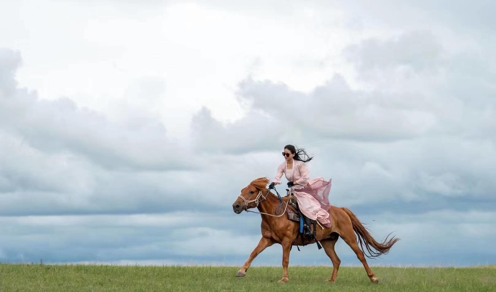 女子骑马奔跑图片