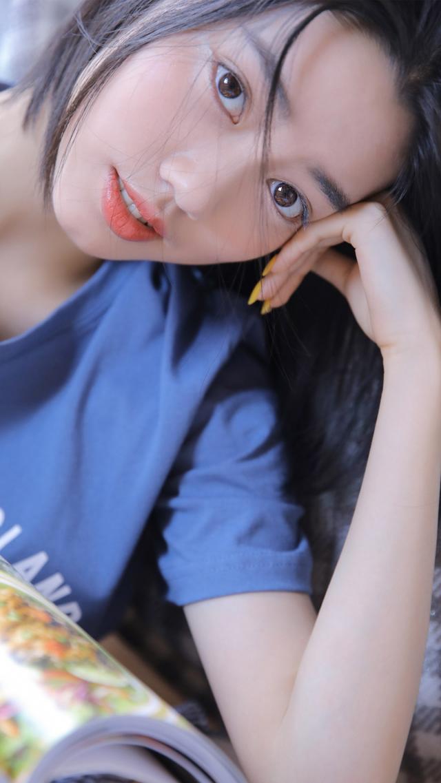 漂亮女孩唇红齿白