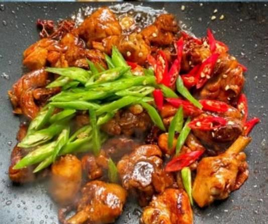 家里来客人就做这道红烧辣子鸡一只鸡不够吃