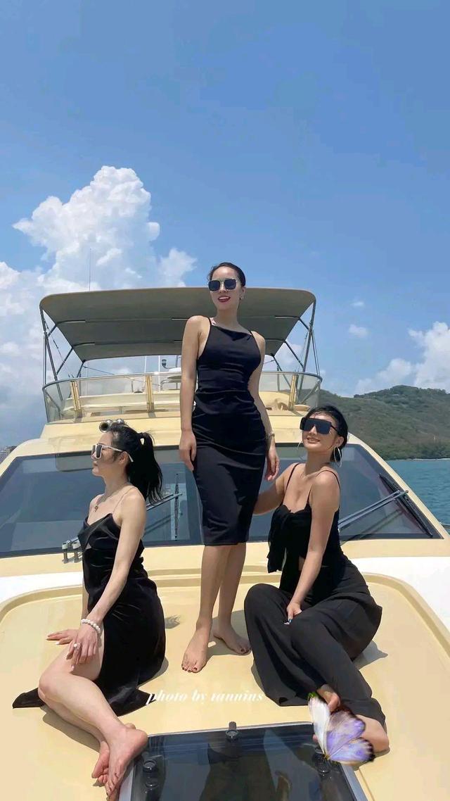 三位美女乘坐游艇尽享海上浪漫风情穿黑色吊带裙性感动人