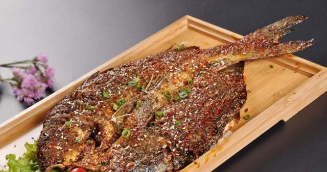 烧烤师教你"特殊指法",风靡夜市的烤鱼自己在家做,健康又好吃