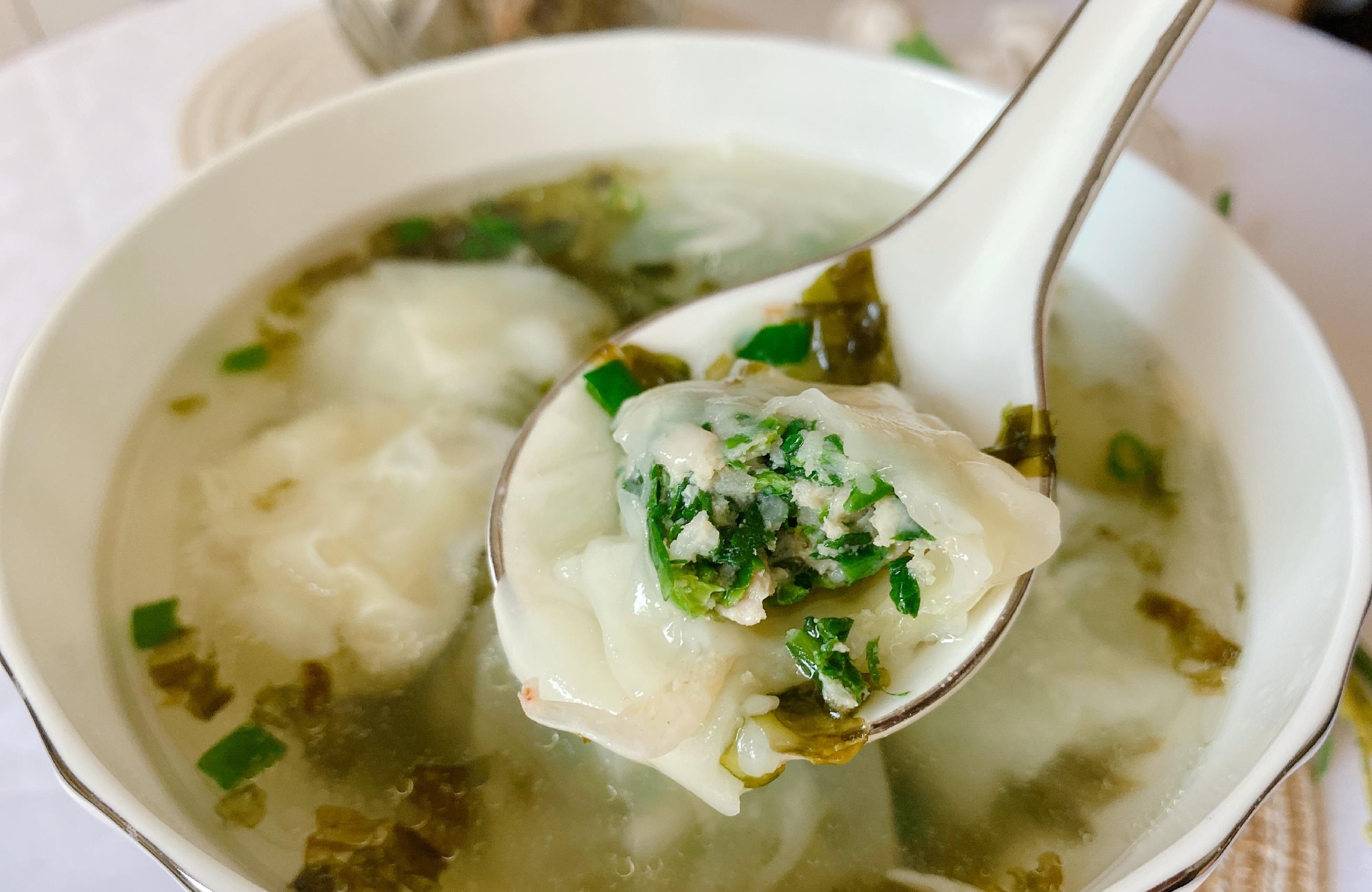 【荠菜馄饨的做法】【配料】猪肉200克,荠菜200克,鸡蛋1个,盐,生抽