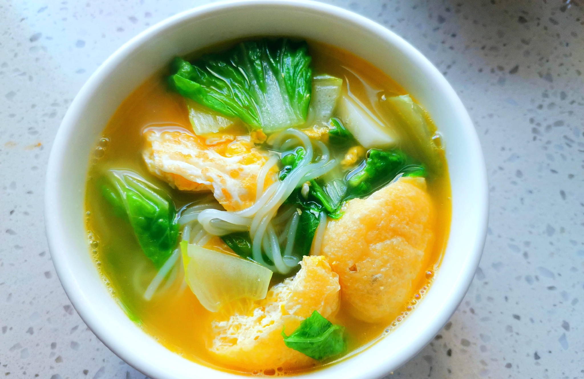 【小白菜汤】食材:小白菜,鸡蛋,豆腐泡,粉丝,盐,鸡精制作步骤:1,小