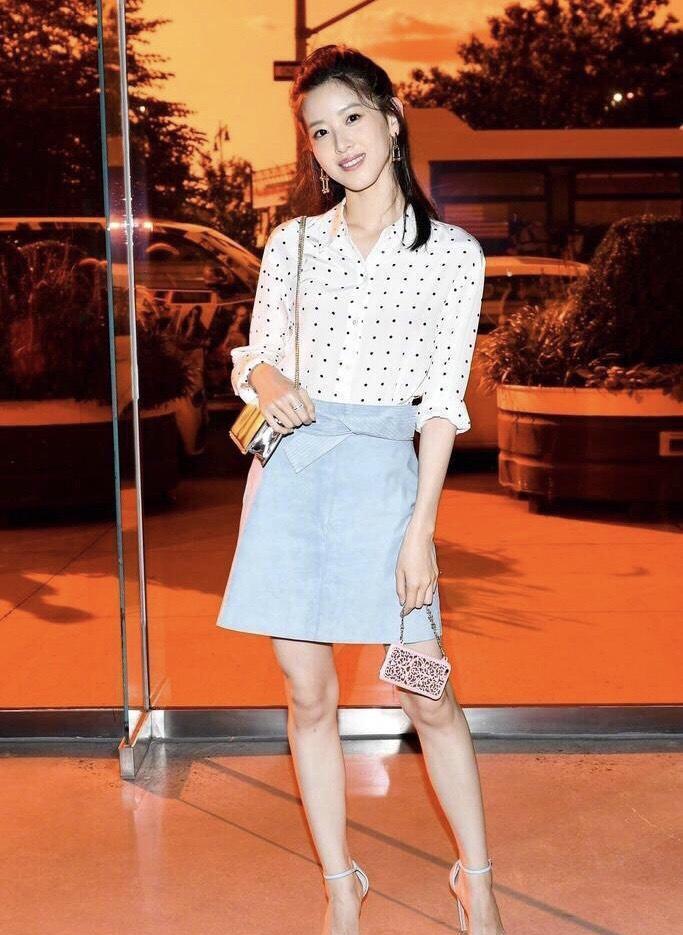 富商老婆章泽天气场开挂穿衬衫配半身裙半扎发型洋气又惊艳