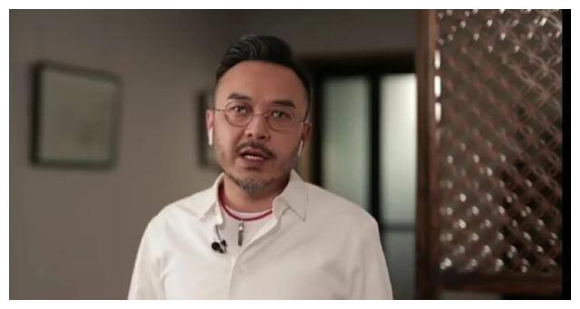 46岁汪涵和主播一同带货胡子已经花白网友感慨汪涵也老了