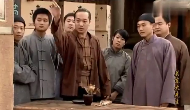 关东大先生:赵本山斜眼玩飞镖,死活看不到靶,结果扎人头太逗了