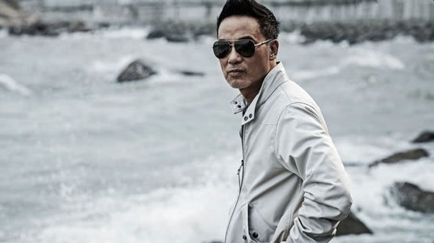 1/ 6在剧中,我们看任达华男人味十足,夹克,墨镜加身的任达华特别酷,也