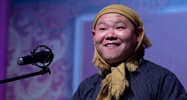 岳云鹏近照气质变化大!梳大背头戴银框眼镜,引起网友热议__财经头条