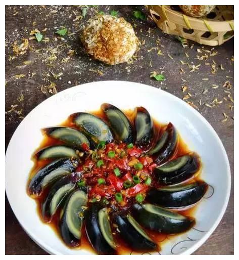 川味炸酱面 凉拌松花蛋 鸡丝凉面 香椿拌豆腐等几道家常做法