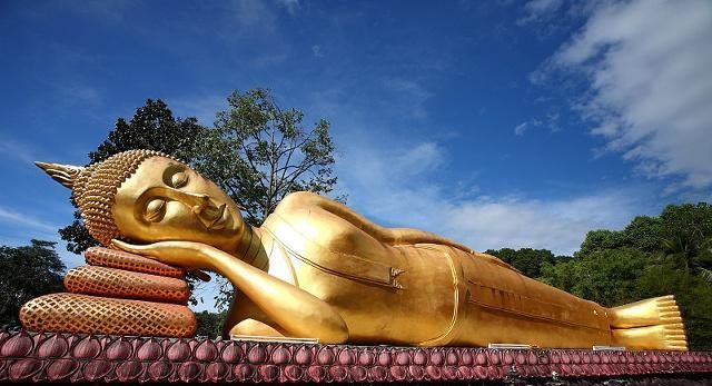 寺内有一尊大佛卧于神坛之上,是曼谷市内最大卧佛,光芒四射