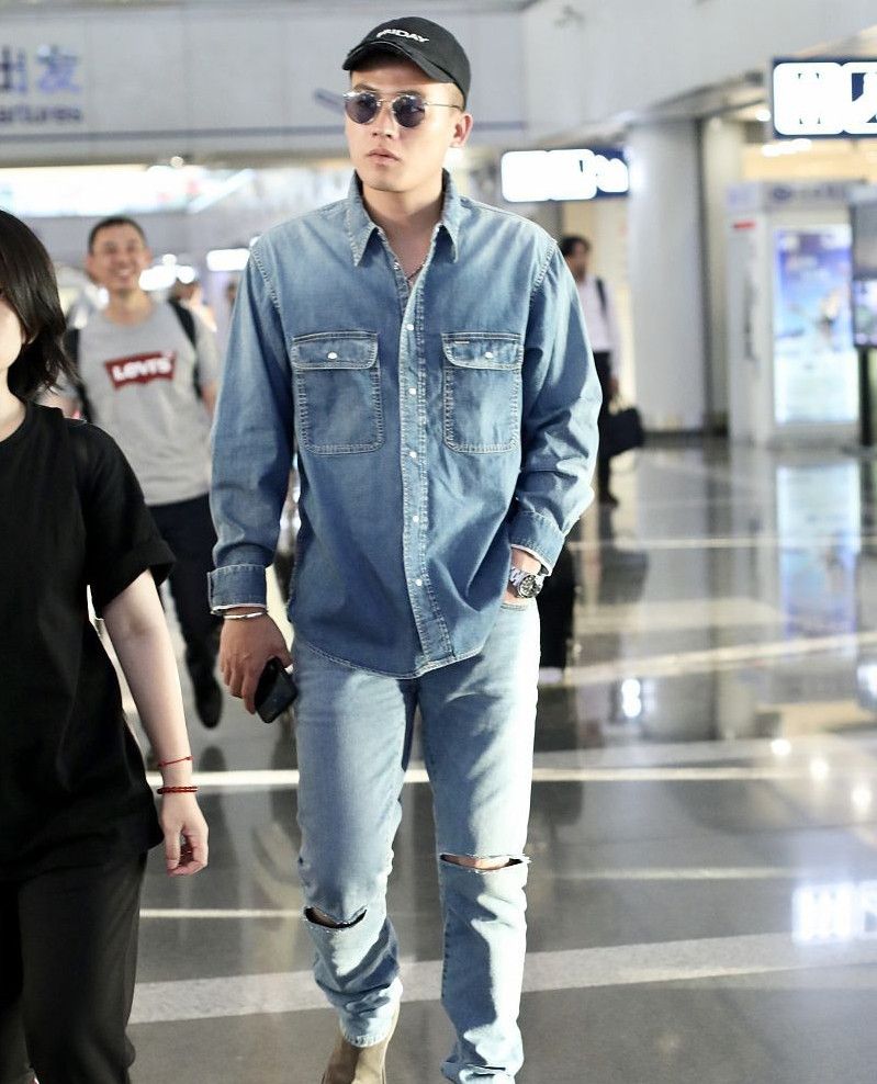 欧豪机场戴帽子墨镜hin有男人味,低头大步行走很低调