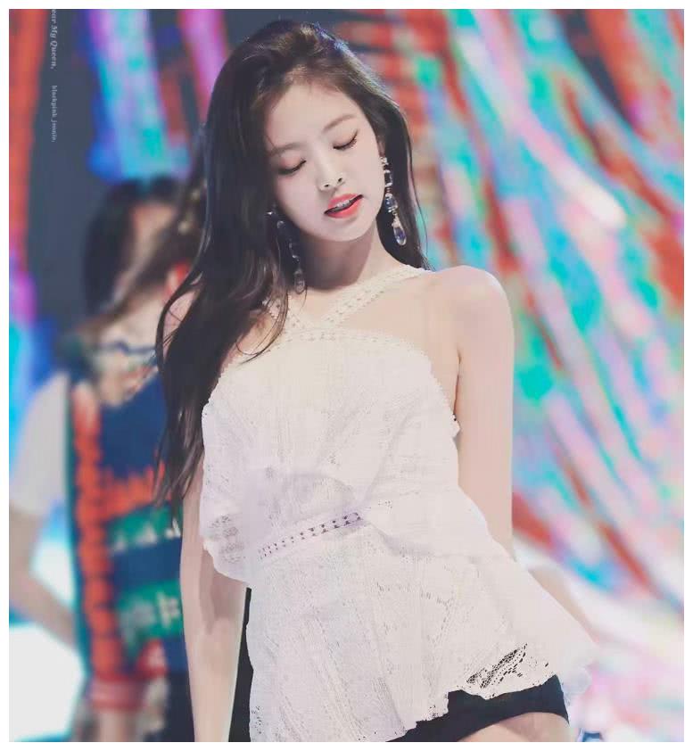 金智妮的身高是163cm,这大长腿,起码有一米多了吧!