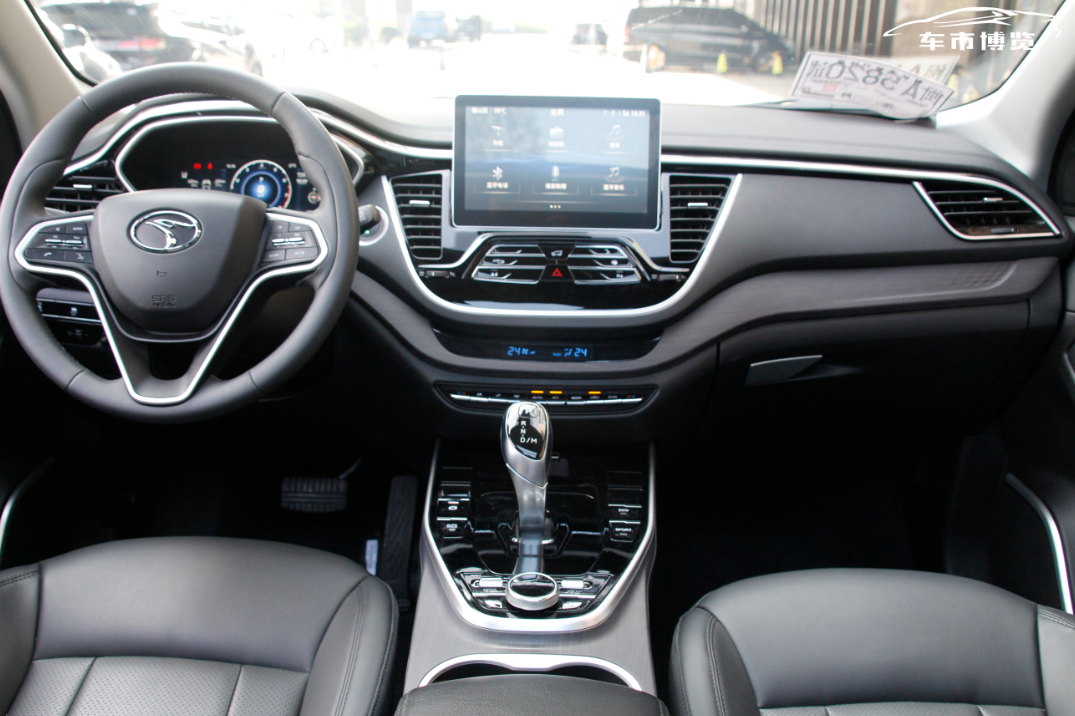 打开车门坐进车内,可以看出dx7星跃的内饰更加精致.