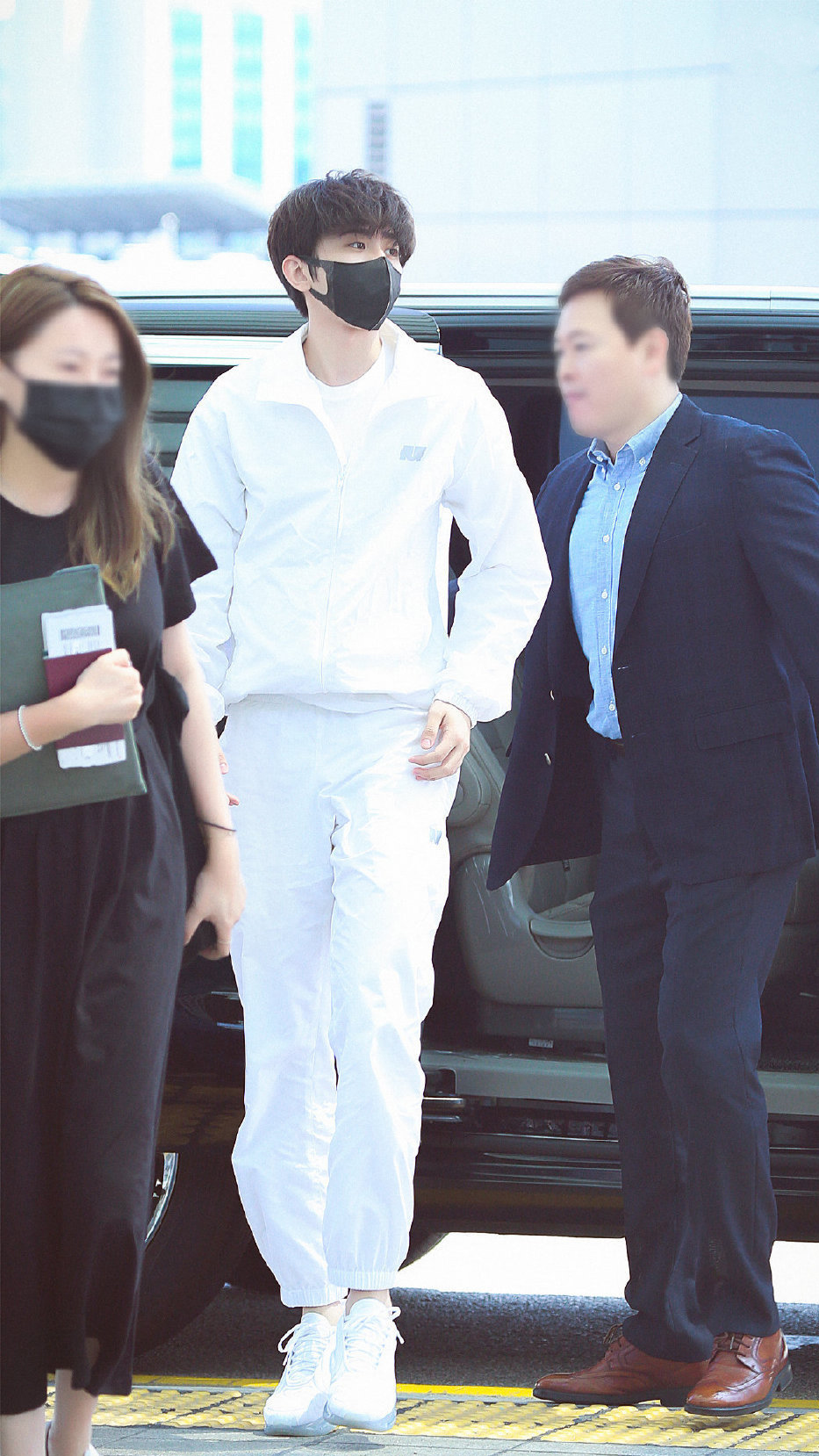 183cm蔡徐坤搭配一身白色造型身材比例惊艳