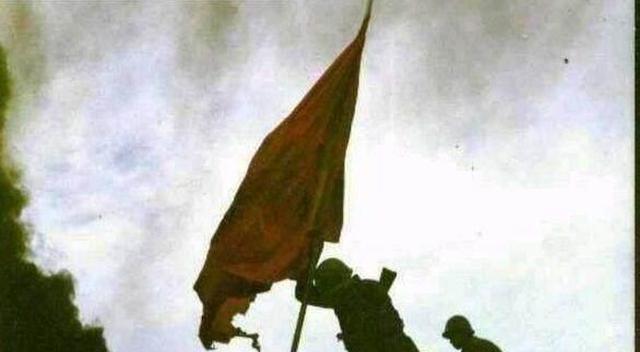 我军旗手把军旗插在越军阵地上,牺牲后还牢牢握住不让它倒下|军旗|越