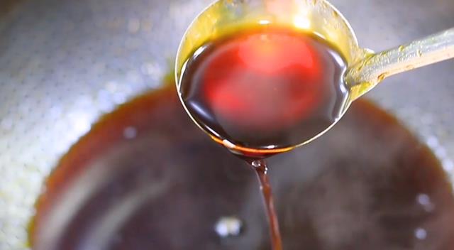 炒糖色是用油还是水许多人都没搞明白难怪炒出来又苦又发黑