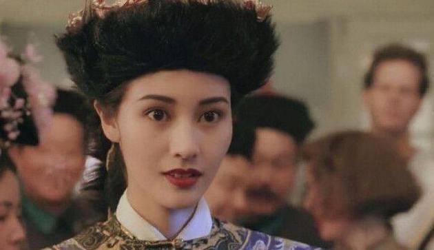 李嘉欣的全家福，儿子手的位置，被质疑，不会是母亲__财经头条