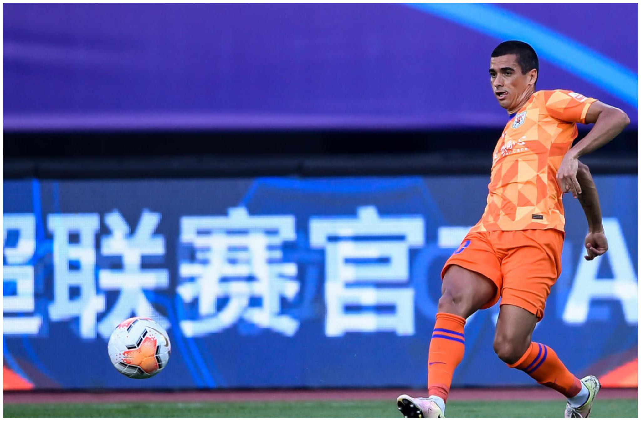 比赛,山东鲁能泰山队与江苏苏宁队交手,山东鲁能外援卡达尔被红牌罚下