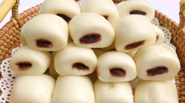 柔软香甜的迷你豆沙包