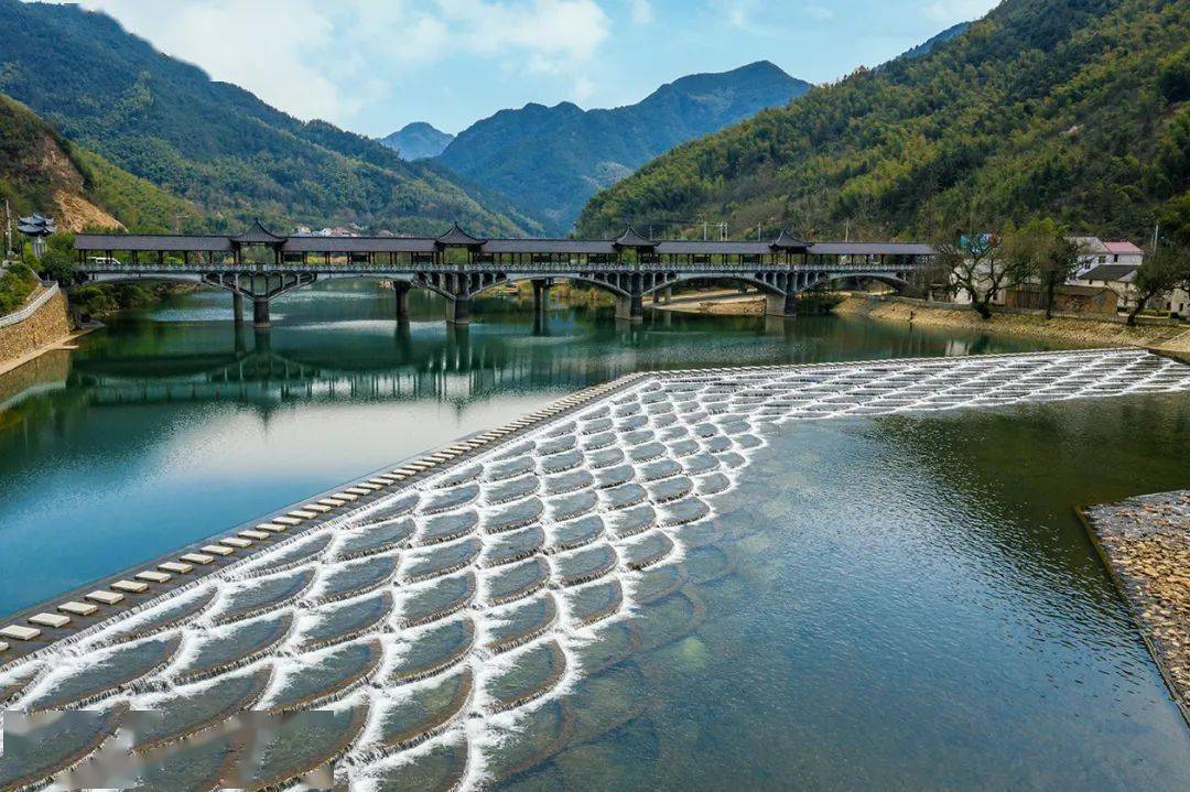 畅游富阳龙鳞坝景区溪水清澈龙鳞闪闪美不胜收
