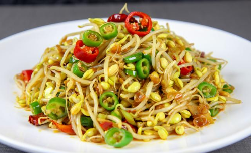 厨师长做一道小炒黄豆芽,地道农家菜,越嚼越香,家里最常吃