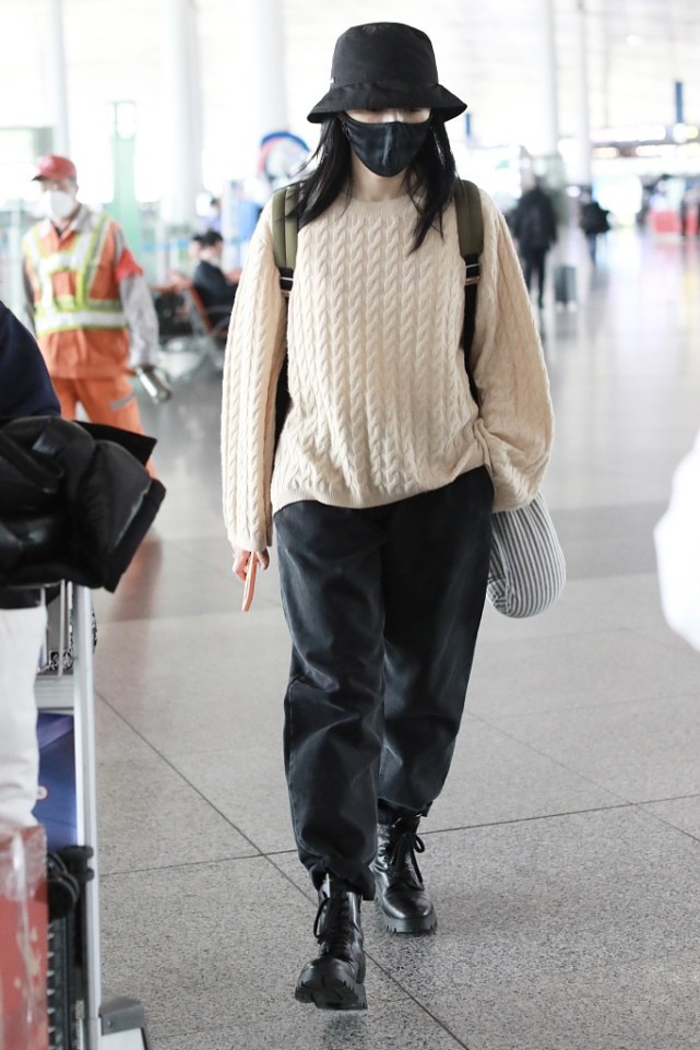 姚晨真有范穿奶白色针织毛衣搭小脚裤双手插袋似大佬