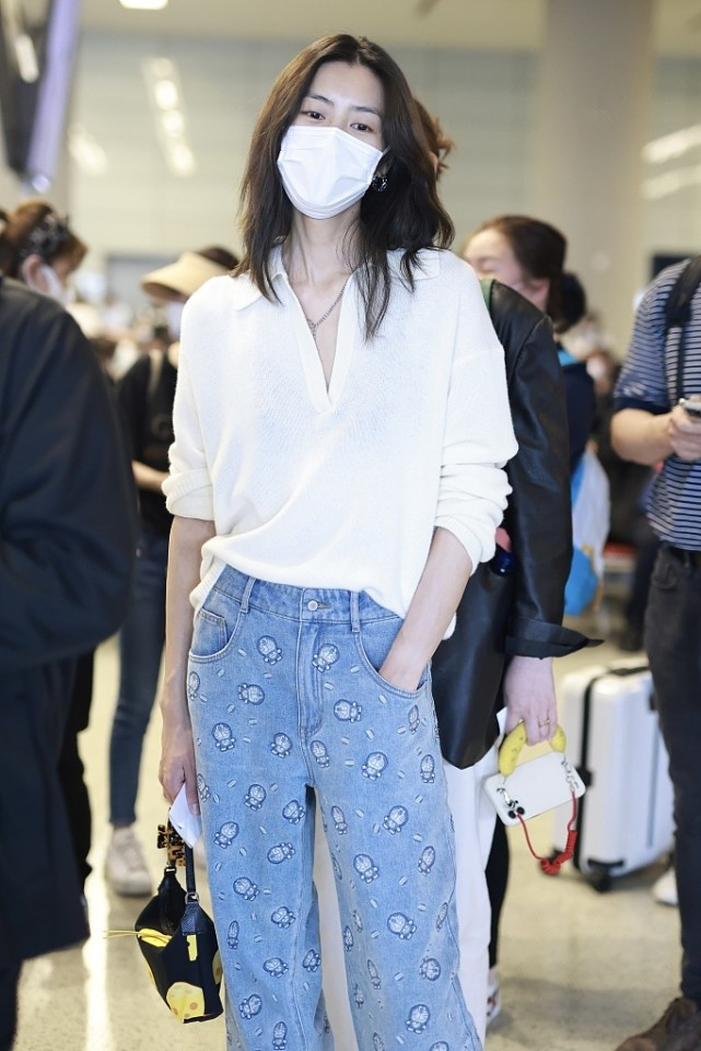 刘雯打扮简单易学翻领衬衫搭牛仔裤这么穿足够好看了