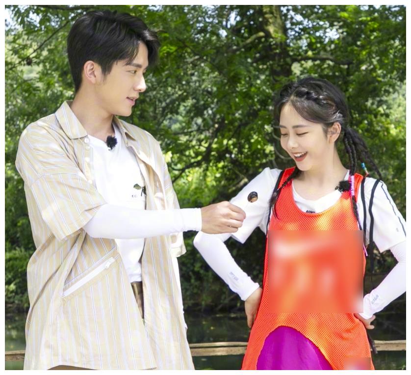 嘉宾盛装出席《小森林》,谭松韵婚纱造型亮眼|张新成|谭松韵|以家人之